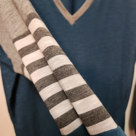 Torrid SZ 2 Teal and Gray Long Sleeved T-Shirt - Picture 2 of 5